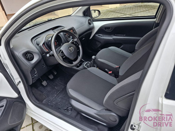1.0 VVT-i M5 X-PLAY_image_interier_front