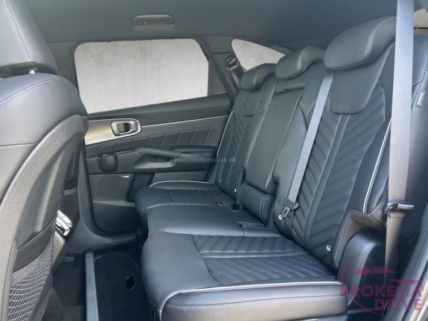 2,2 CRDi A8 DCT AWD PLATINUM 7P_image_interier_back