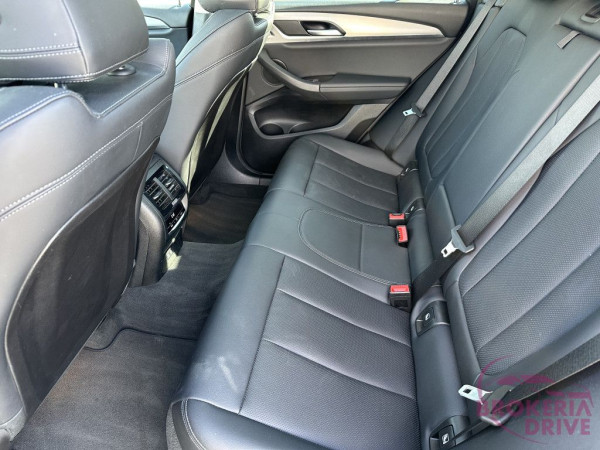 xDrive20i_image_interier_back