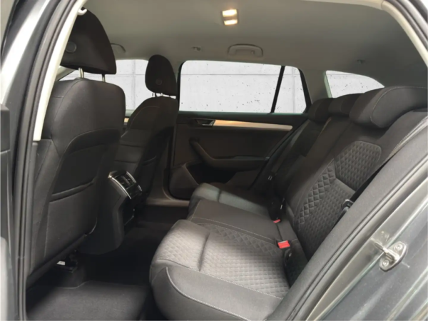 2.0 TDI Ambition_image_interier_back