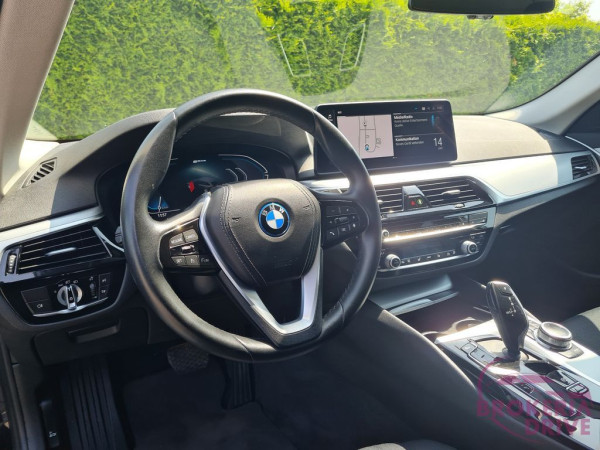530e Hybrid _image_interier_front
