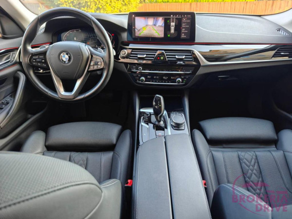 520d mHEV xDrive A/T_infront_1.jpg